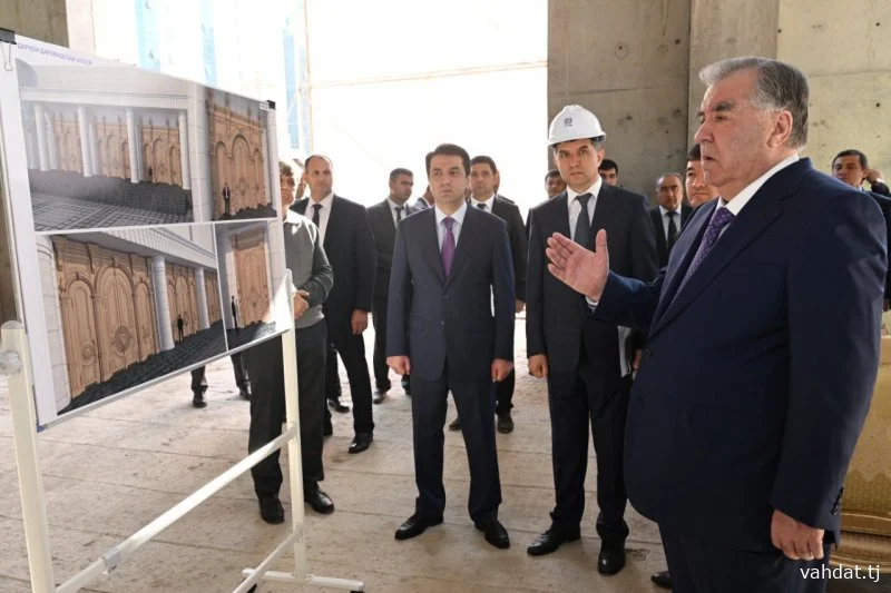 Пешвои миллат Эмомалӣ Раҳмон бо рафти корҳои сохтмонӣ дар Театри миллии Тоҷикистон шинос шуданд