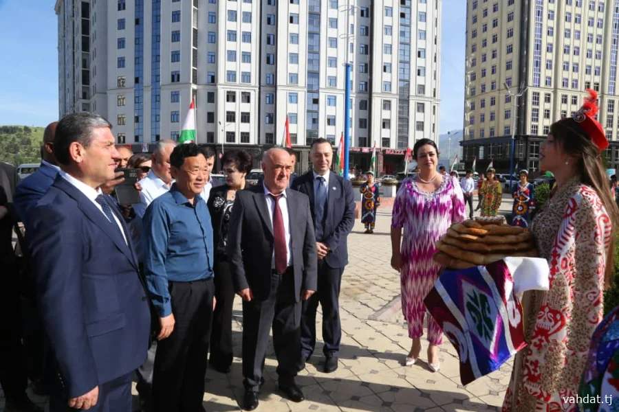 ТСЮ ДОНГЮЙ МУДИРИ КУЛЛИ СОЗМОНИ ОЗУҚАВОРӢ ВА КИШОВАРЗИИ СММ АЗ ҶДММ «БАҲОР»-И ШАҲРИ ВАҲДАТ БОЗДИД НАМУД