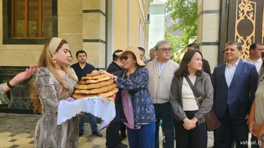 ИШТИРОКДОРОНИ КОНФРОНСИ БАЙНАЛМИЛАЛИИ САТҲИ БАЛАНД ОИД БА ҲИФЗИ ПИРЯХҲО  АЗ МАКОНҲОИ САЙЁҲИИ ШАҲРИ ВАҲДАТ ДИДАН КАРДАНД