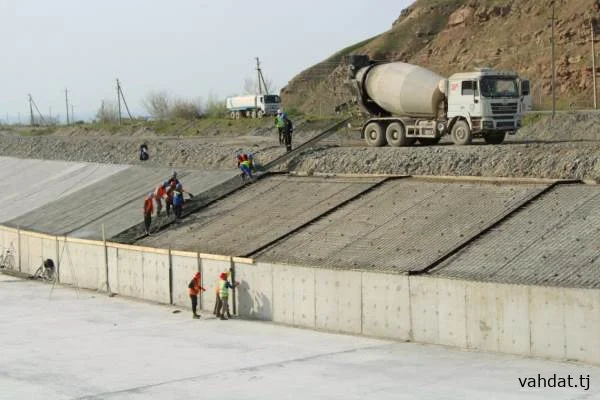 ДАР СОҲИЛИ ДАРЁҲОИ ШАҲРИ ВАҲДАТ КОРҲОИ СОҲИЛМУСТАҲКАМКУНӢ ҶАРАЁН ДОРАНД