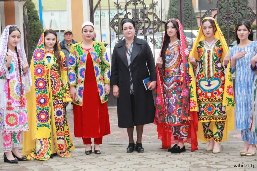  «ТОҶИКОНА МЕПӮШЕМ!»  Тарғиби либоси миллӣ дар шаҳр