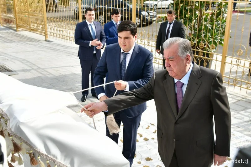Пешвои миллат Эмомалӣ Раҳмон дар шаҳри Душанбе Муассисаи таълимии ғайридавлатии таҳсилоти миёнаи умумии «Имкон»-ро ба истифода доданд